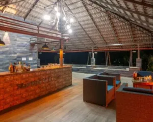 pool side infinity bar